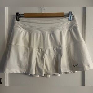 Nike Women’s M White Tennis Skirt Pleated, shorts underneath